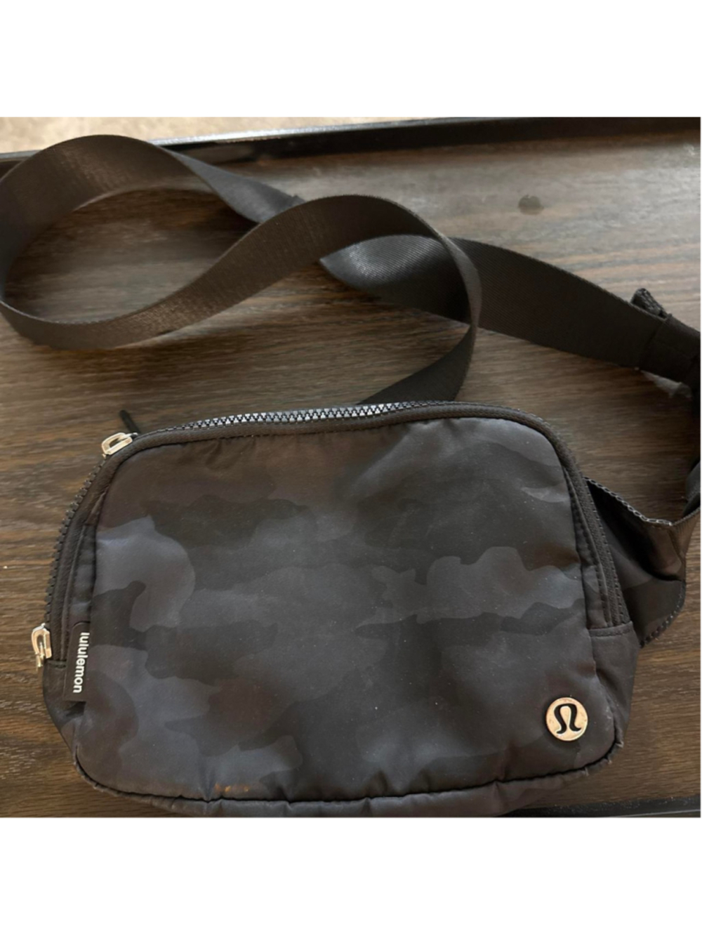 Lululemon large size black camo crossbody bag
Good condition- has some faint mar